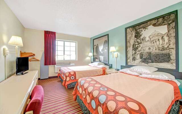 Super 8 by Wyndham San Antonio/Fiesta
