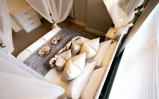 Luxury City Centre Getaway - Prime Location Sleeps 7!