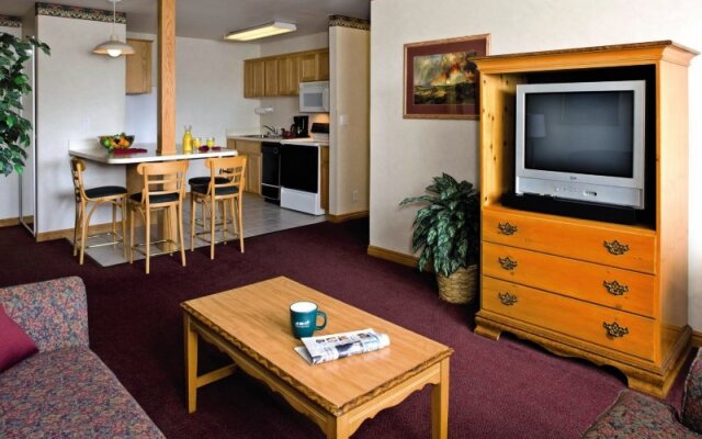 Gray Wolf Inn & Suites