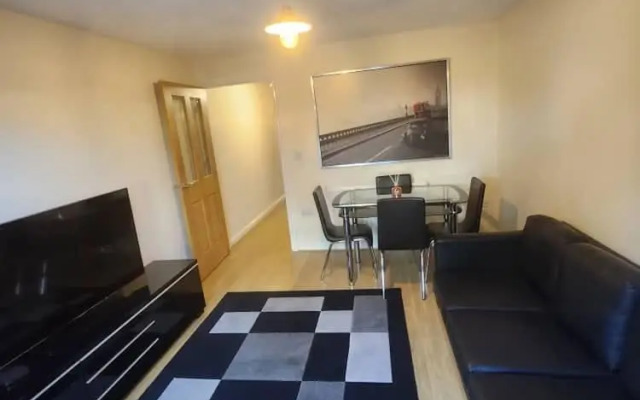 Beautiful 4 Bedroom Home With Parking by Lakeside