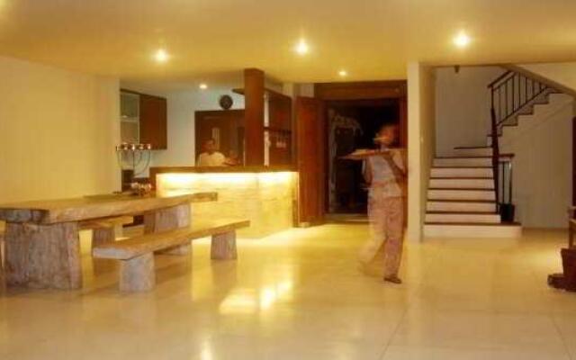 Water Edge Villa by Soscomma