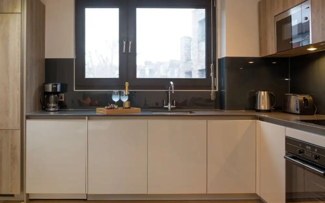 Central Tower Bridge Apartment
