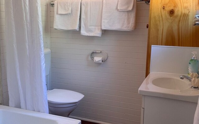 Seaview Holiday Park and  Hostel