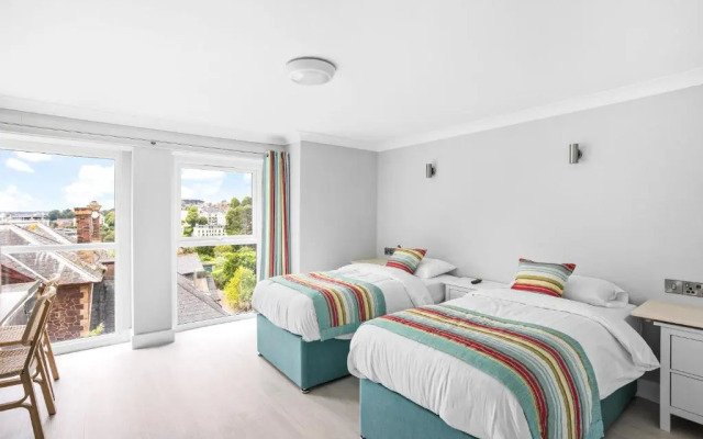 Waters Edge Hotel