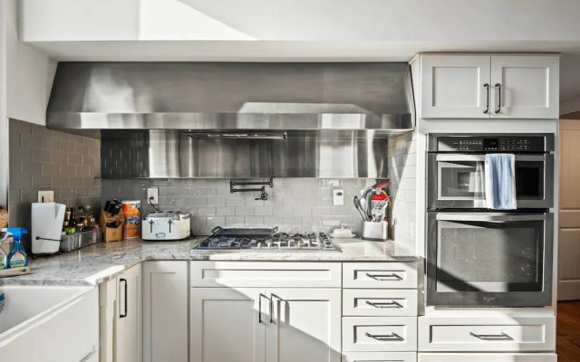 Modern Knoxville Gem: Near Campus & Eateries!