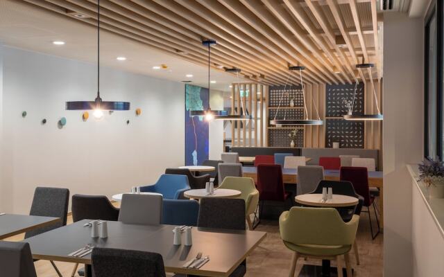 Holiday Inn Express Hamburg South A7 AS42 by IHG