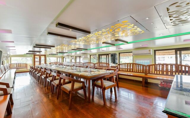 Oyo 22759 Houseboat Luxury Smart Gold 6 Bhk