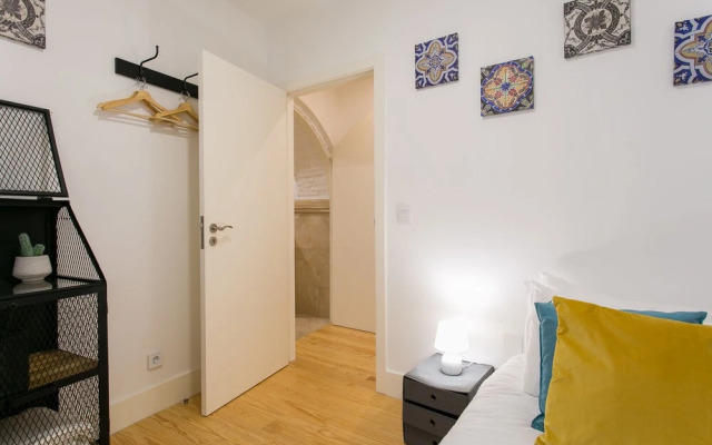 ALTIDO Modern Apt for 5 w/ workspace&private entrance, moments from Lisbon Cathedral