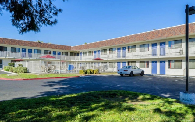Super 8 by Wyndham Turlock