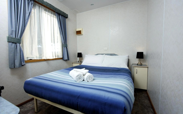 Lakes And Craters Holiday Park