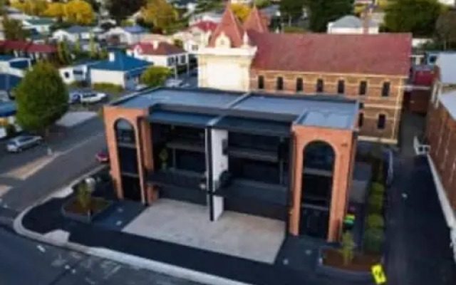 3 Story Townhouse In The Middle Of The City