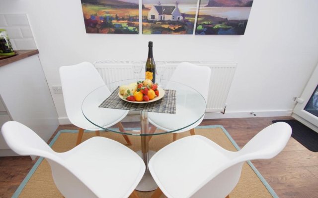 Air Host and Stay - Apartment 1 Broadhurst Court sleeps 4 minutes from town centre