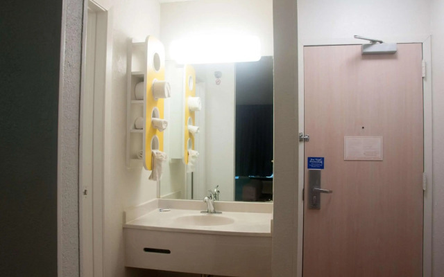 Motel 6 Raleigh, NC - North