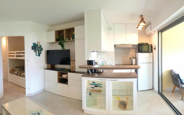 Garden and beach sea view apartment Cannes