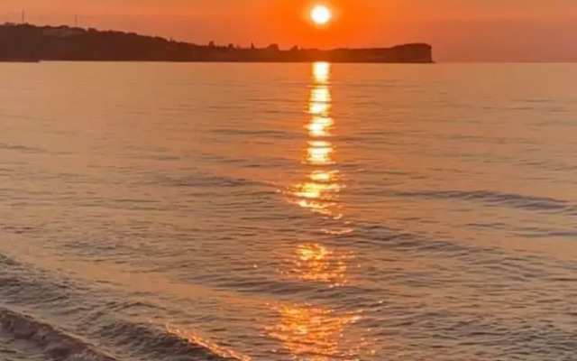 Villa Amorossa Beachfront 3 Bedroom in Roda