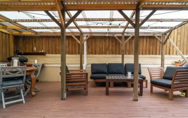 Cozy Apartment w/ Terrace Close to City Center