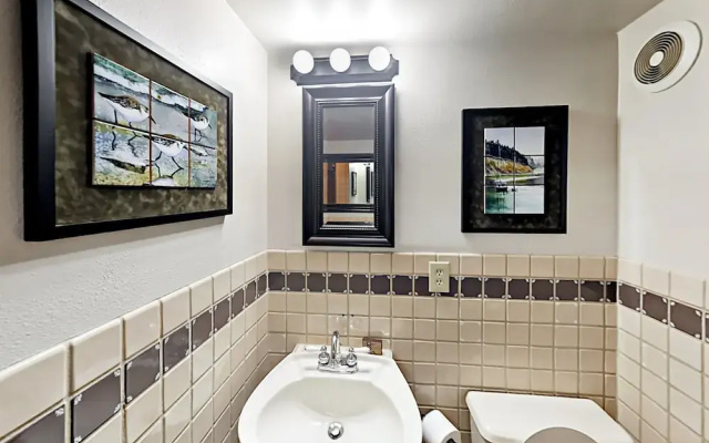 Beautiful 2BR Seattle Lake Apartment by RedAwning
