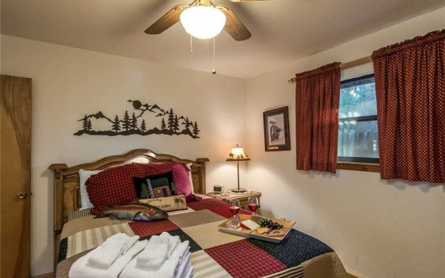 The Breathe Inn - Two Bedroom Cabin with Hot Tub