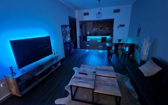 Cozy 1BR in Iconic Tower