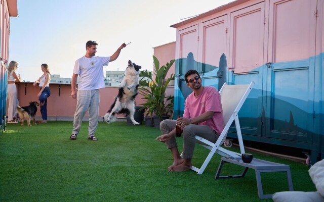 Pink & Blondie ApartHotel - by Loginn