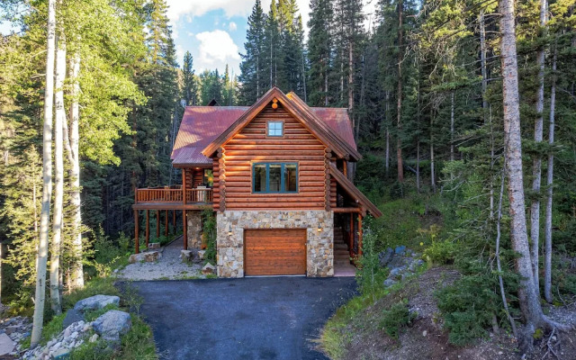 Stunning Views! Ski-in/out Mountain Village Cabin