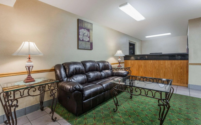 Super 8 by Wyndham Carrollton