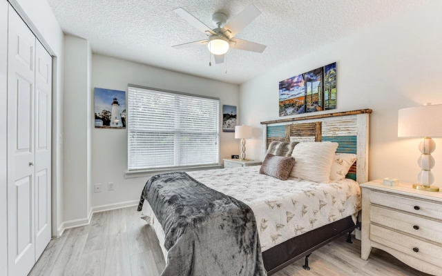 Fernandina Beach Townhome, Steps to Public Beach