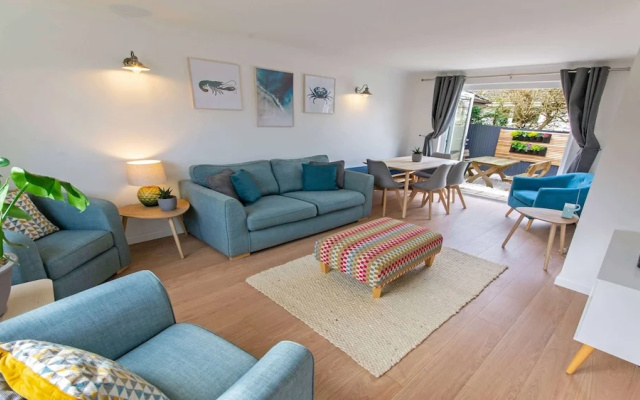Oceanside Sleeps 6 Walk to Beach & Stylish