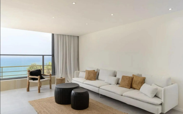 Stylish & Spacious 3 bedroom apartment by the Sea