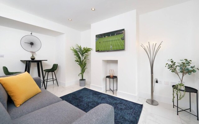 Boutique Flat Near O2 & Excel