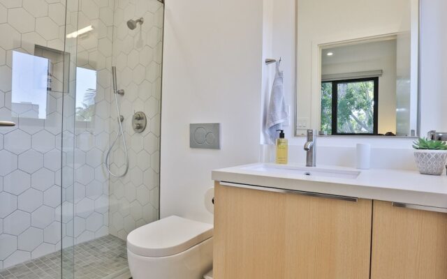 Spacious 5 Bedroom West Hollywood Home With Pool