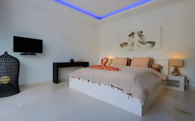 Elegant Private Villa, 3 BR, Seminyak With Staff