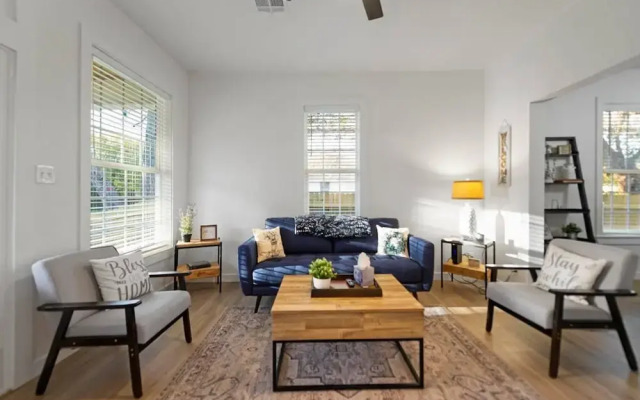 New Charming 2-bedroom Home Minutes to Downtown