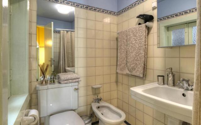 Stay local in Alfama! Alice central home, near river