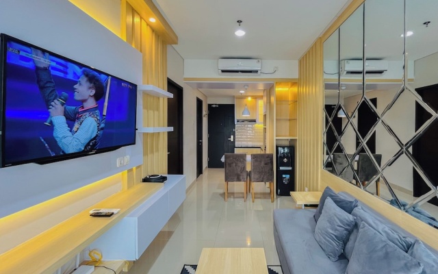 Neat Warm Wooden Tone 1Br At Patraland Amarta Apartment – Guest Rooms – Sleman