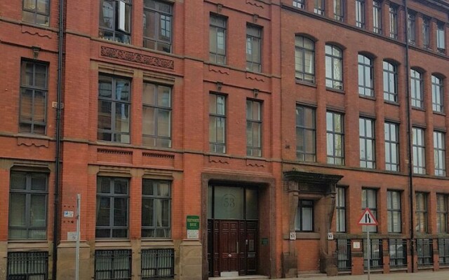 Bright, Spacious 2BR Central Manchester Flat for 4
