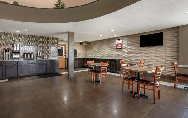 Econo Lodge Inn & Suites