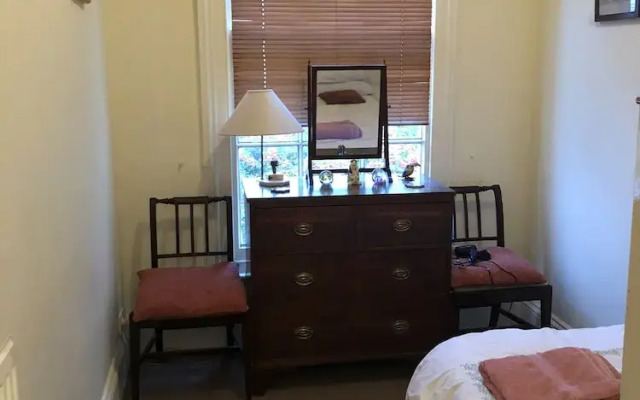 Cheltenham Cozy Retreat With 2 Bedrooms