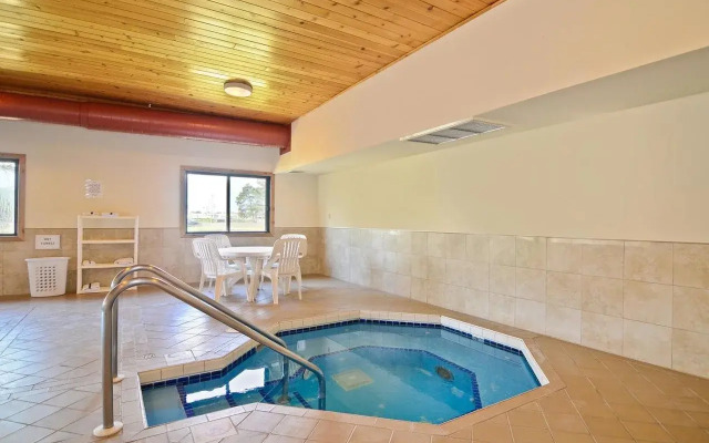 Super 8 by Wyndham Hayward WI