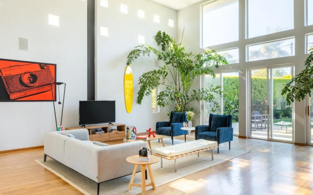 Beachcomber by AvantStay | 1 Block from Beach - Modern Estate w/ Ocean Views