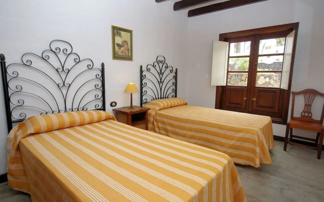 Comfortable Villa in Haría With Swimming Pool