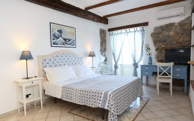 Room in Guest Room - Central Room With Balcony And Amazing Sea View