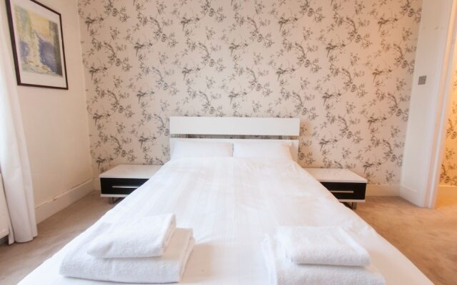 Spacious 2 Bedroom Flat in Queens Park - Sleeps 6
