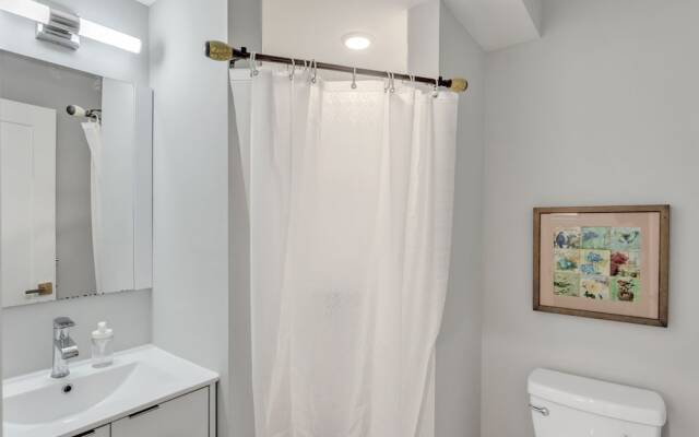 University City - Philadelphia 6 Bedroom Home by RedAwning