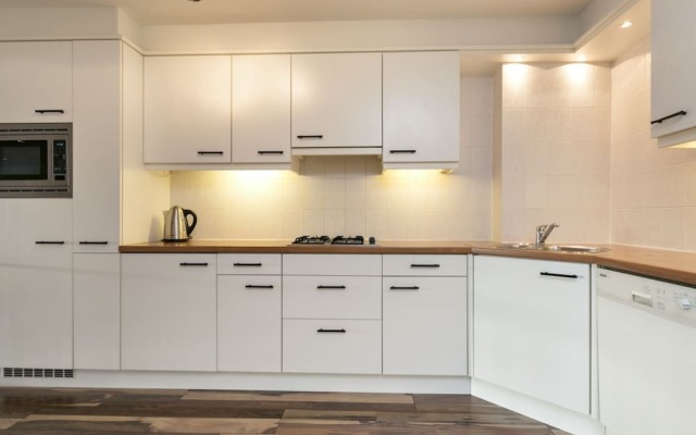 Spacious Luxury Apartment With Beautiful Views of the Marina