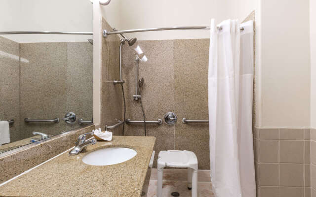 Baymont Inn & Suites Peoria