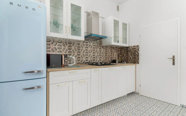Yellow Apartment in Bytom by Renters