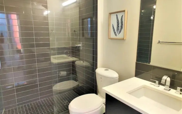 Monki Di Executive Suites - GLAS - Luxury Inner City Home 3 min to Downtown w Private Rooftop Patio Fireplace