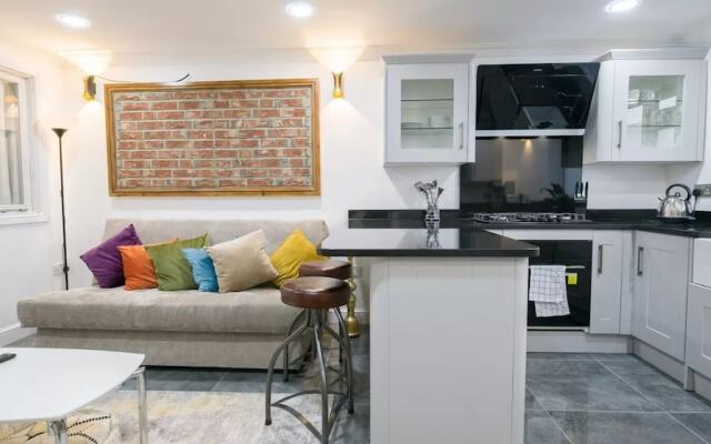 Colorful Apartment near Canary Wharf