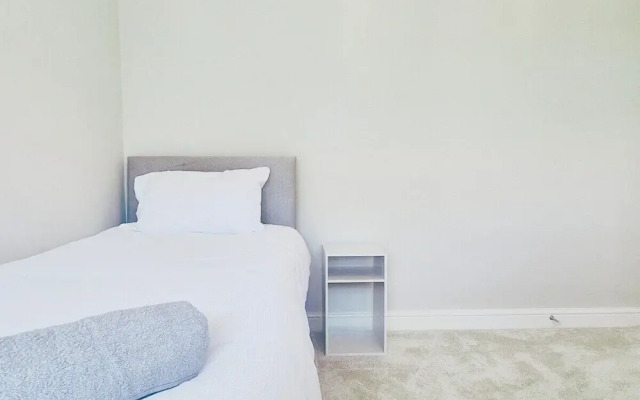 Cosy 2BR House on Quiet Street